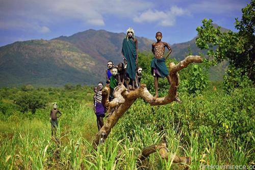 една од фоттографиите на година, деца припадници ан етничката група Сури во Етиопија