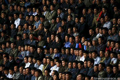 публиката на фудбалскиот натпревар Северна Кореја - Филипини одигран во Пјонг јанг 