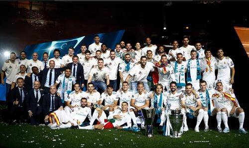 фудбалерите и кошаркарите на Реал, на заедничка фото оти се прваци на ЕВропа