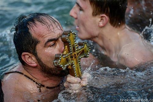 во Истанбул се фрлаше крстот за Водици
