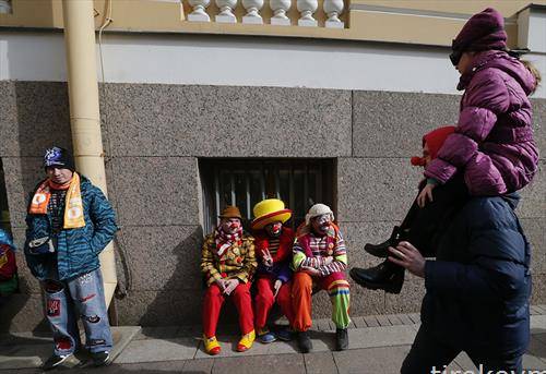 кловнови и пантомимичари го слават Денот на хуморот во Санкт  Петерсбург