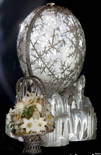 Зимското јајце, направено од горски кристал, платина и дијаманти. Внатре има букет пролетно цвеќе од дијаманти