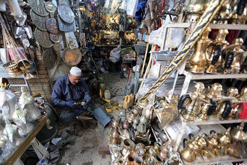 Ирачки занаетчија работи на сувенири