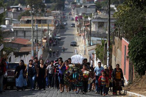 Роднини се простуваат од Роселија Перез која што загина во пожар заедно со уште 39 девојчиња во владина градинка во Гватемала