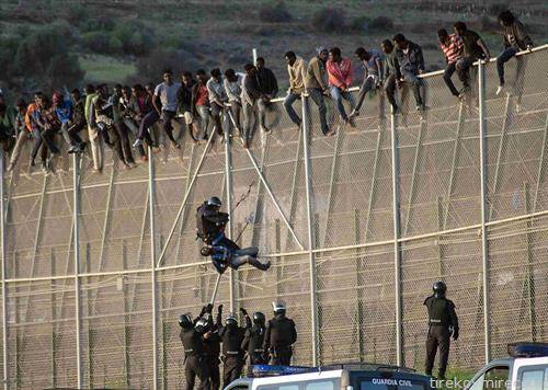 бегалци на границата меѓу Шпанија и Мароко
