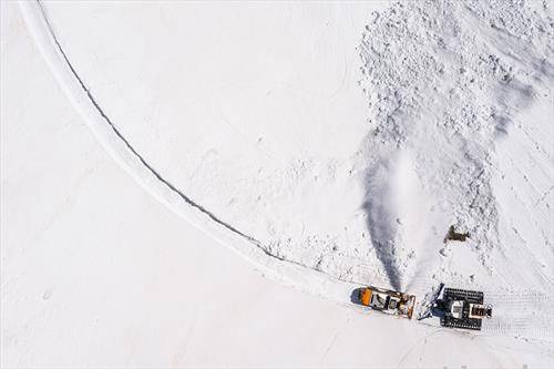 се чисти Чистење снег на планинскиот превој Голем Бернард во Швајцарија