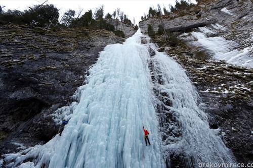 алпинисти се искачуваат по замрзнат водопад во Италија