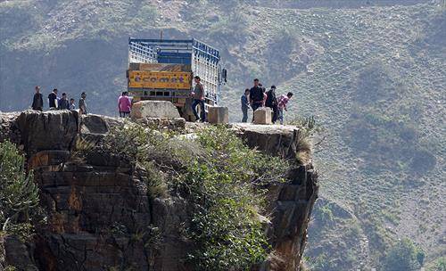  провалија каде автобус паднал во река во далечен крај на област на Индија