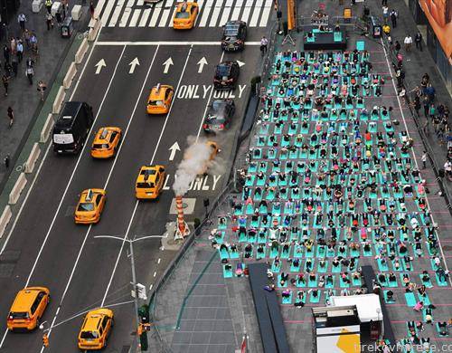 светски ден на јогата,  на плоштадот Трафалгар во Њујорк