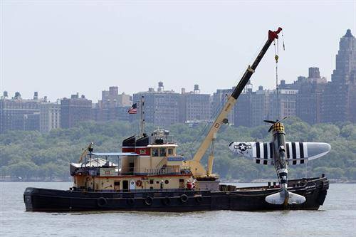 авион се вади од  реката Хадскон во Њујорк, откако паднал во неа