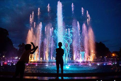 фонтаната осветлена со повеќе бои светла во Будимпешта, Унгарија