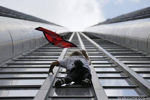 Французинот Алан Роберт, познат како Спајдермен, се искачува на зграда висока 210 метри во Монпарнас, со непалско знаме за поддршка за настраданите од земјотресот
