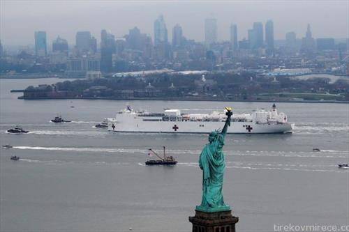 бродот болница за корона вирусот впловува во Њујорк