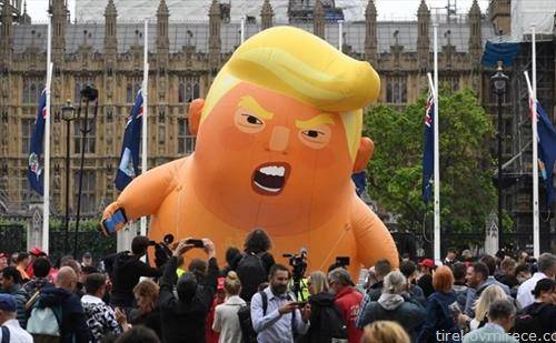 трамп на гости во Лондон, домаќините го пречекаа на протест со балон