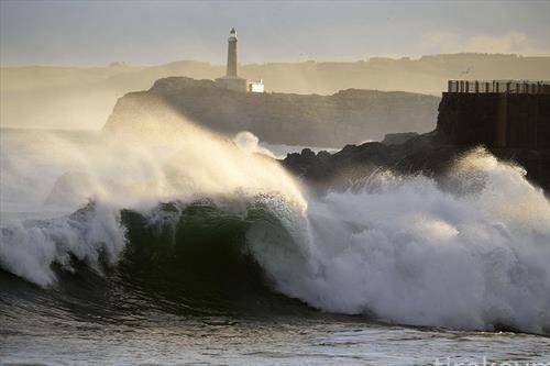Големи бранови на полуостровот Магдалена во Сантандер, Шпанија