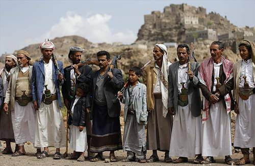 Припадници на племе носат оружје во Јемен