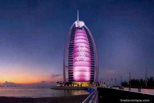 Фасадата на највисоката кула во светот Бурџ Калифа во Дубаи синоќа беше осветлена во розова боја по повод годишната светска кампања за борба против ракот на дојка.