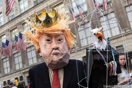 како американците го доживуваат својот претседател Трамп, на  парада во Њујорк