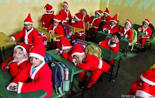  деца како Дедо Мраз во  Индија, на час