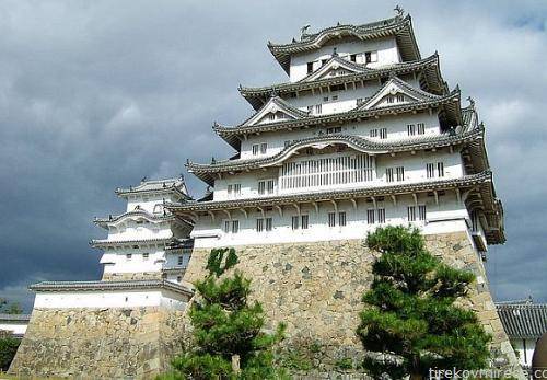 Дворецот Химеји, во превод Дворецот на белата чапја, оддалечен 650 километри од Токио, претставува единствен прототип на јапонската архитектура