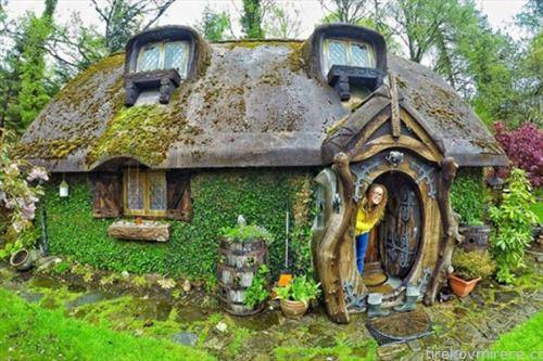 Во близина на шкотскиот град Томиџ е сместена  куќа, која потсетува на домот на Билбо Бегинс, херојот на Толкин од Господар на прстените
