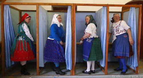 жени на  гласање некаде во Русија