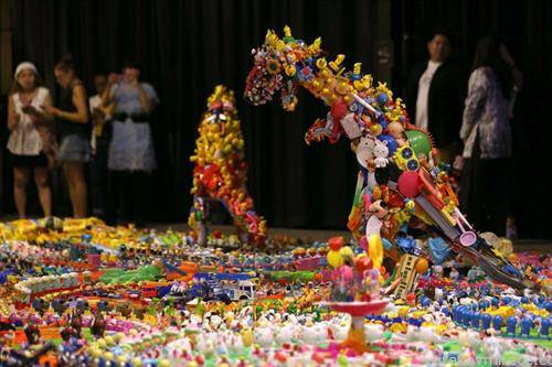 инсталација од фрлени пластични играчки, на тема Јурстик парк во Кина