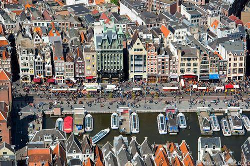 Птичја перспектива на пазар за стари работи, во централен Амстердам