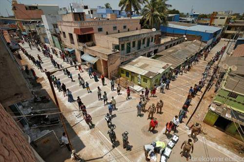Индијци чекаат во редица да добијат храна