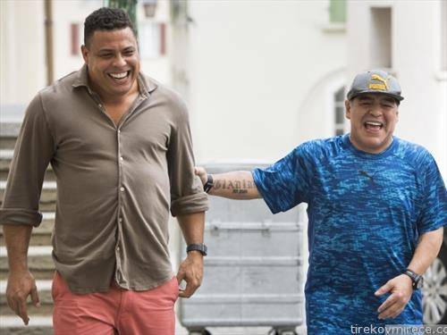 бившите фудбалери  Роналдо и Марадоно според килажава повеќе личат на сумо борачи