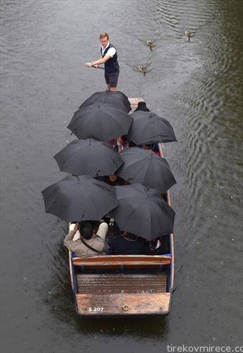 туристи на прошетка со чамец по река во Комабоџа, откако заврнало дожд