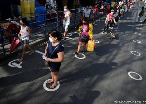 филипинци чекаат во редица за продавница