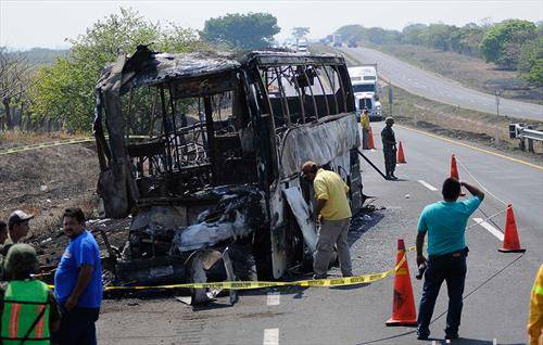 Најмалку 33 лица загинаа, а четворица беа повредени во оваа собобраќајка во Мексико