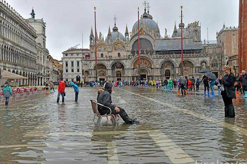 Венеција ја доби својата прва аква алта“од годината со водата на 93 сантиметри над морското ниво што ги поплави пониските области од градот.