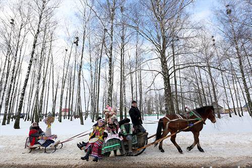 Белоруси од селото Новини, на 80 километри од главниот град Минск, прославуваат празник под маски