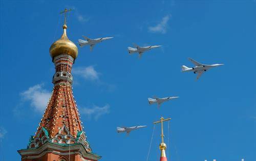 руски авиони над црвениот плоштад