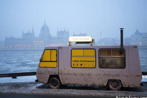 Мобилна сауна е паркирана во Будимпешта, Унгарија