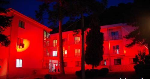 Кардиолошкиот Завод“од Охрид по повод Светскиот ден на срцето беше осветлен во црвено