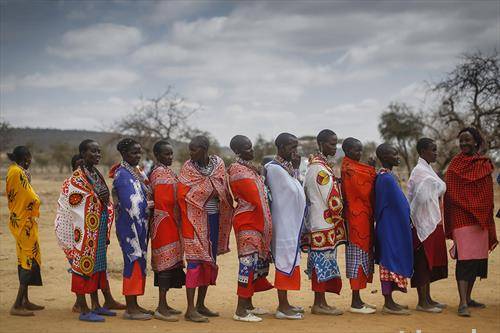 жени чекаат во ред за гласање на парламентарните избори во Кенија