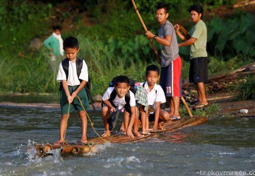 деца одат на  училиште во Филипините