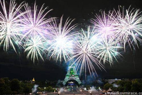 Французите со голем огномет го одбележаа денот на независноста 14 јули