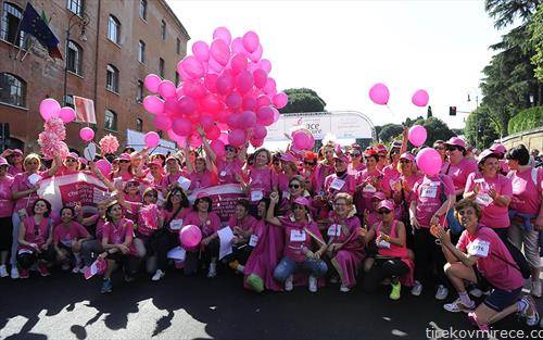 Учесници на маратонот Трка за лекот  за борба против рак на дојката позираат за фотографирање држејќи розови балони во Рим