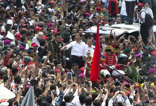 новиот Индонезиски претседател  по инаугурацијата на прошетка низ  Џакарта