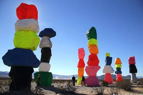уметничка инсталација Седум магични планини од швајцарскиот уметник Уго Рондиноне што се издигаат во пустината близу Џеан, Невада