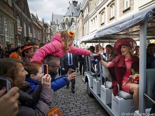холандската кралица, десно, Максима ги поздравува граѓаните на прошетка