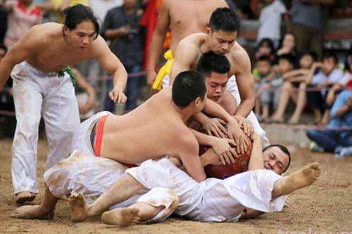 се борат за топката во текот на традиционален фестивал, Ханои, Виетнам