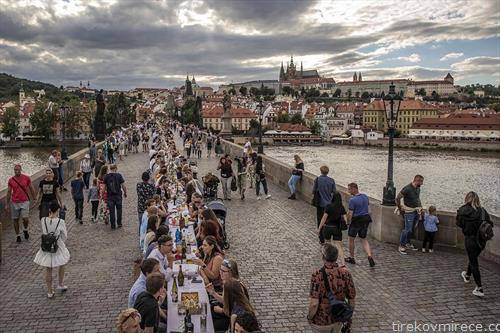со маса долга 515 м се отвори Карловиот мост во Прага. на отворањето секој си го носеше јадењето  и пиењето од дома