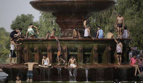 деца се разладуваат во фонтана во  Њу Делхи