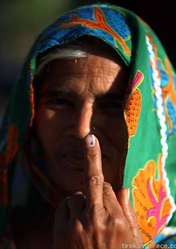 Индијка ја покажува својата гласачка легитимација