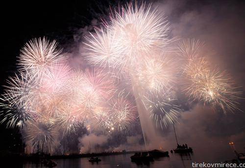 огномет го осветлува небото за време на Женевскиот фестивал
